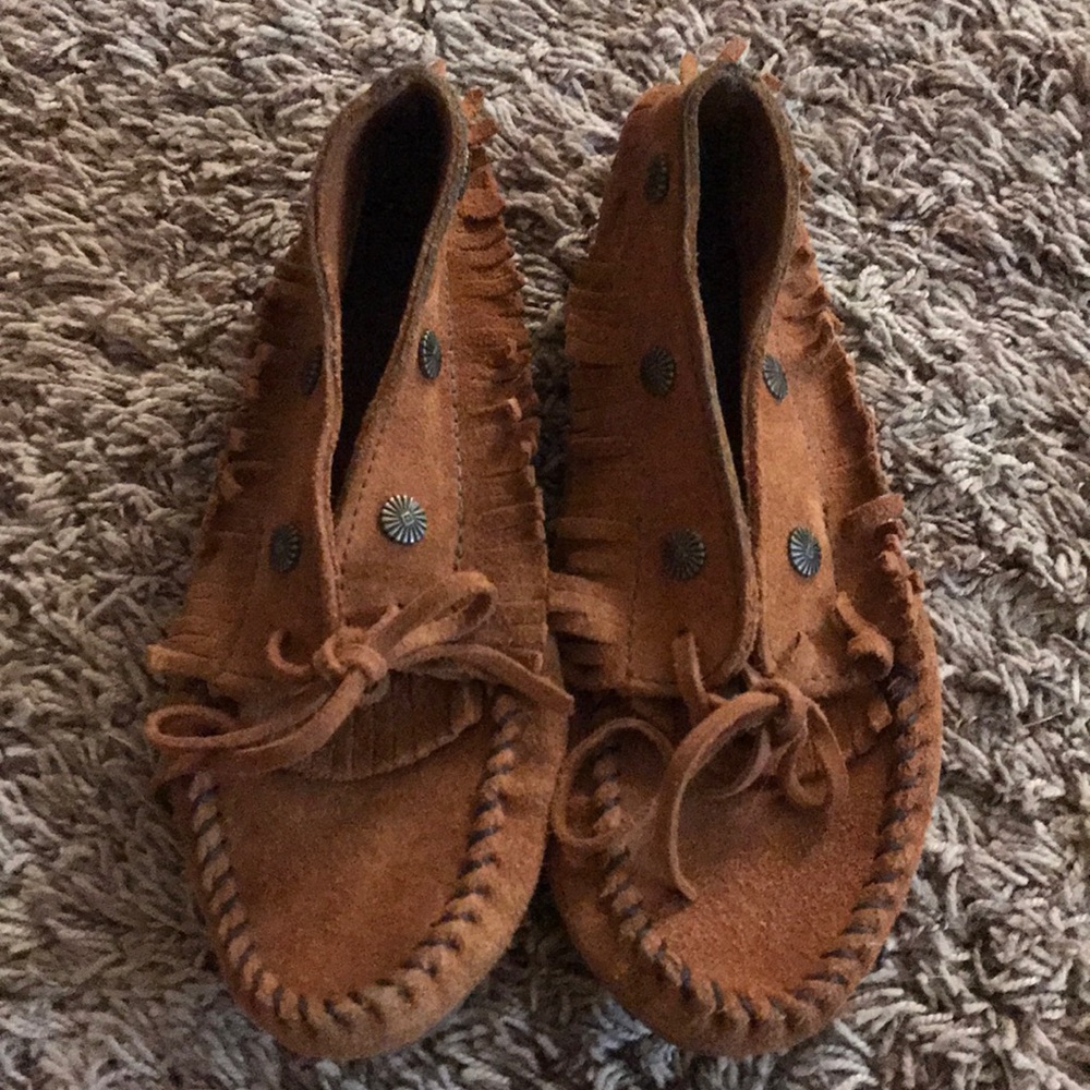 Minnetonka shoes size 6